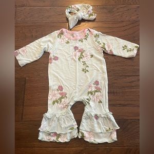Beautiful Baby Girl Outfit. 0-3 month. Adorable ruffle bell cuffs.